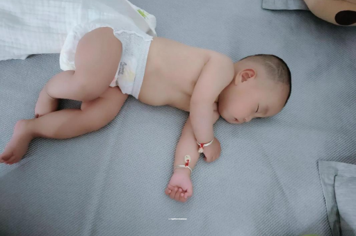 嘉鱼六个月宝宝眼睛散光